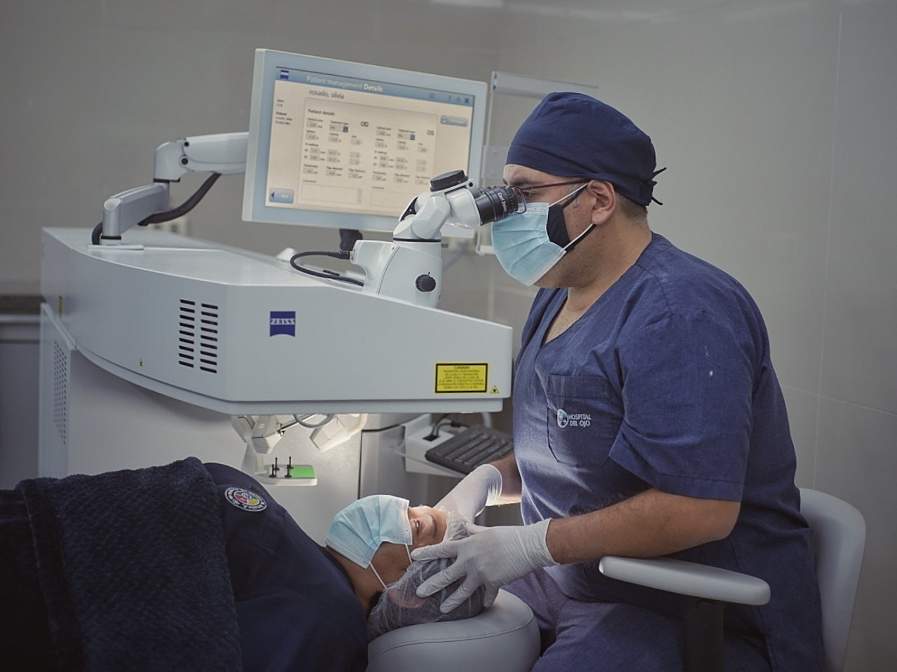 Tratamiento Quirúrgico: Cirugía Refractiva con Laser MEL90 de Zeiss.