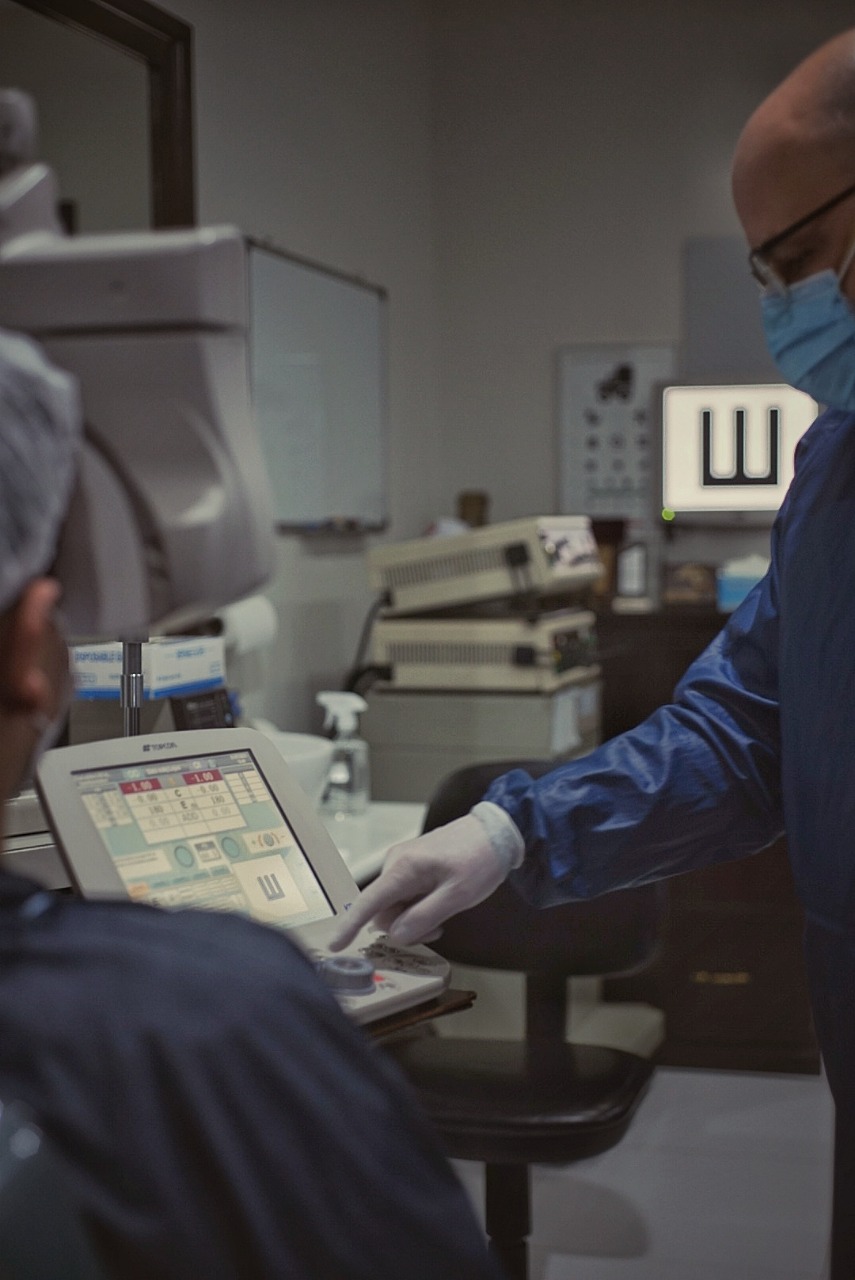 Equipos Modernos en nuestros consultorios para medición de Lentes.
